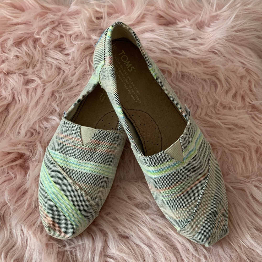 🎉HP🎉 TOMS 7.5 Multicolored Striped Shoes